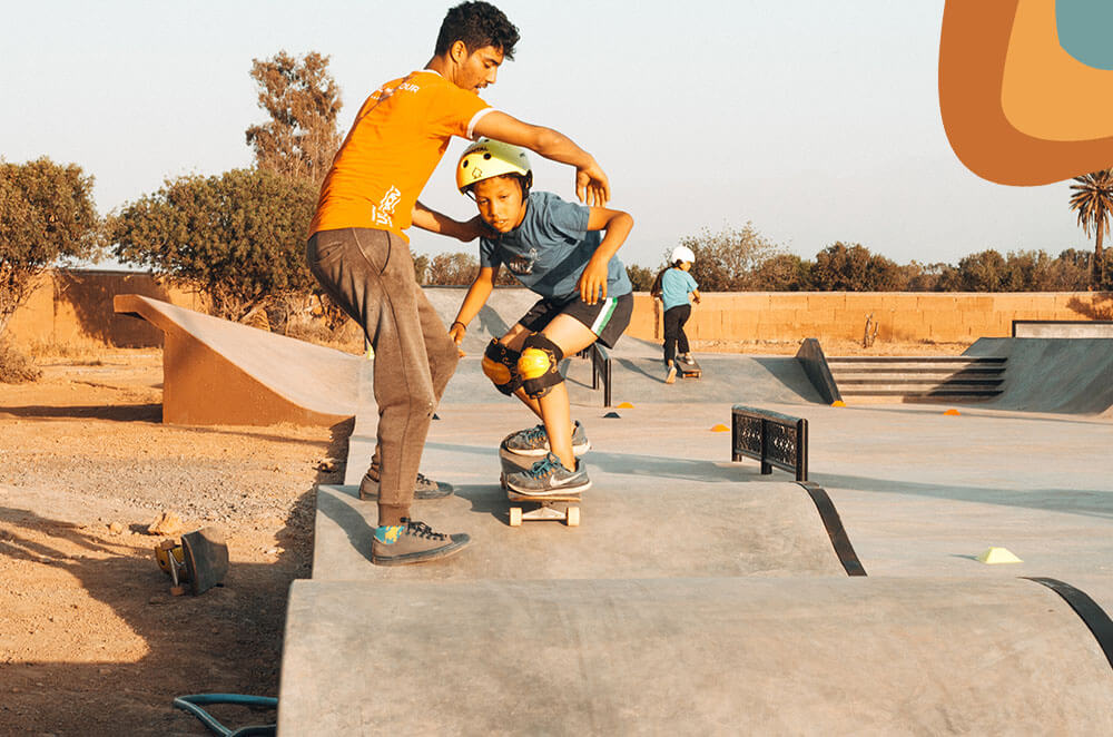 2 Moroccan teaching each other at the Fiers et Forts skatepark