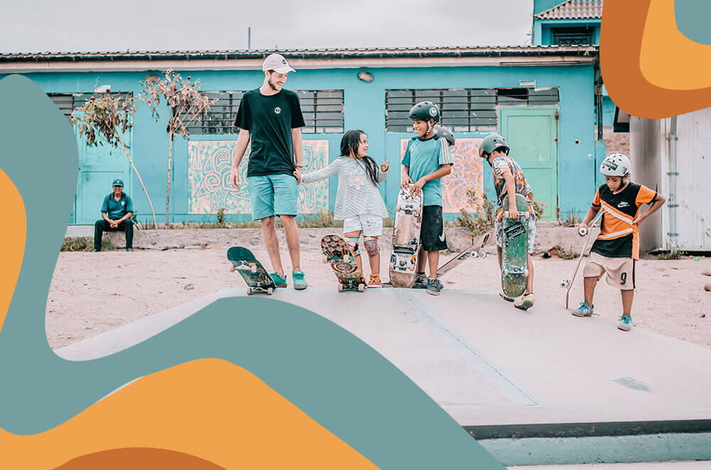 Tim van Asdonck teaching Edu-Skate at the Alto Trujillo Skatepark in Peru