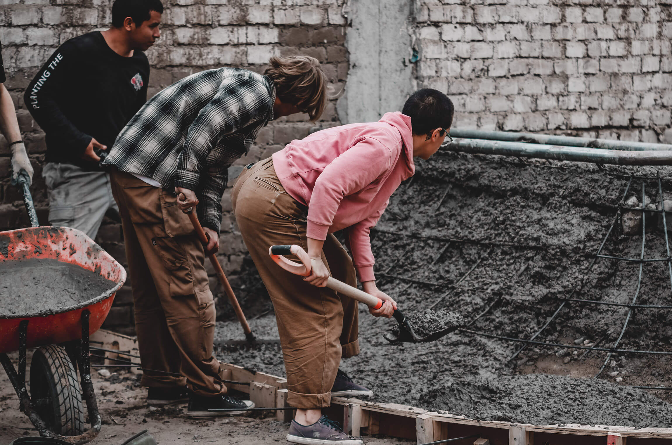 Group pictures of skatepark builders in Peru