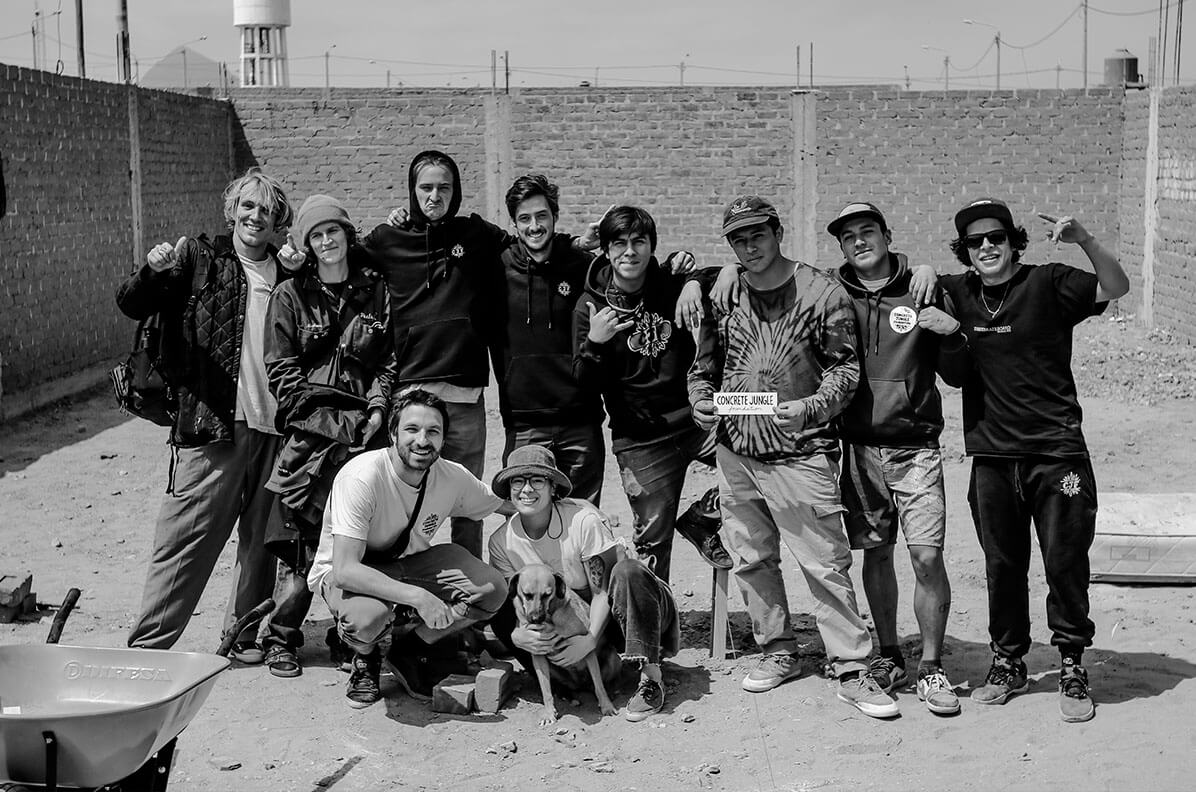 Group pictures of skatepark builders in Peru