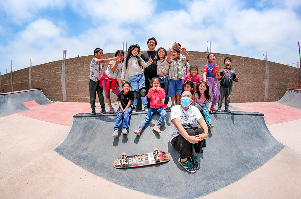 Arrissa in a group picture of children at La Rampa skatepark with CJF Peru
