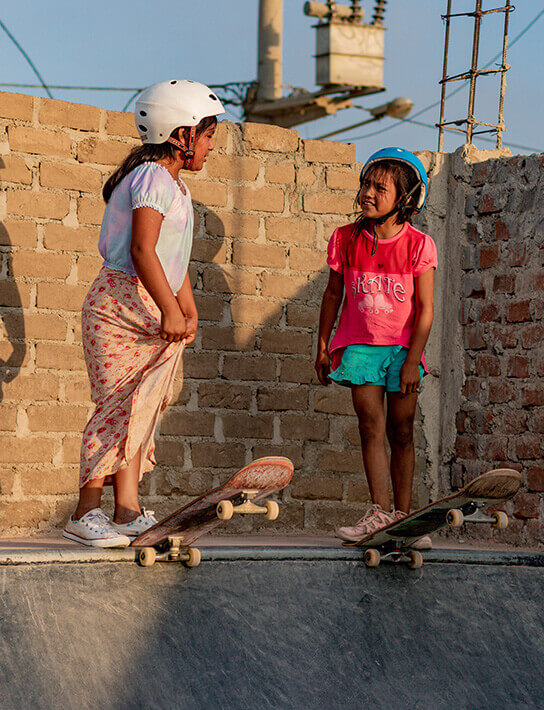 Girls in Peru skateboarding during an Edu-Skate classes by CJF Peru.